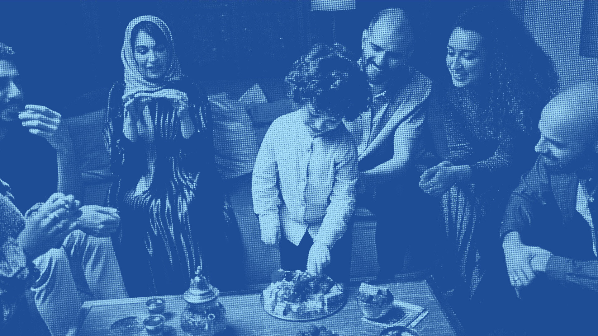 عائلة تحتفل بشهر رمضان وتتشارك الطعام حول المائدة