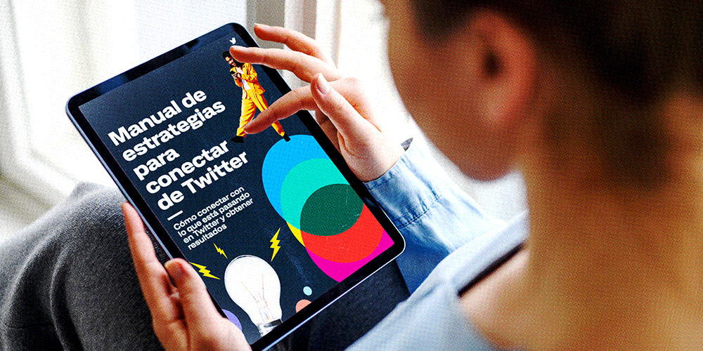 Toma por encima del hombro de una mujer que usa su iPad para ver el Manual Conectar de Twitter