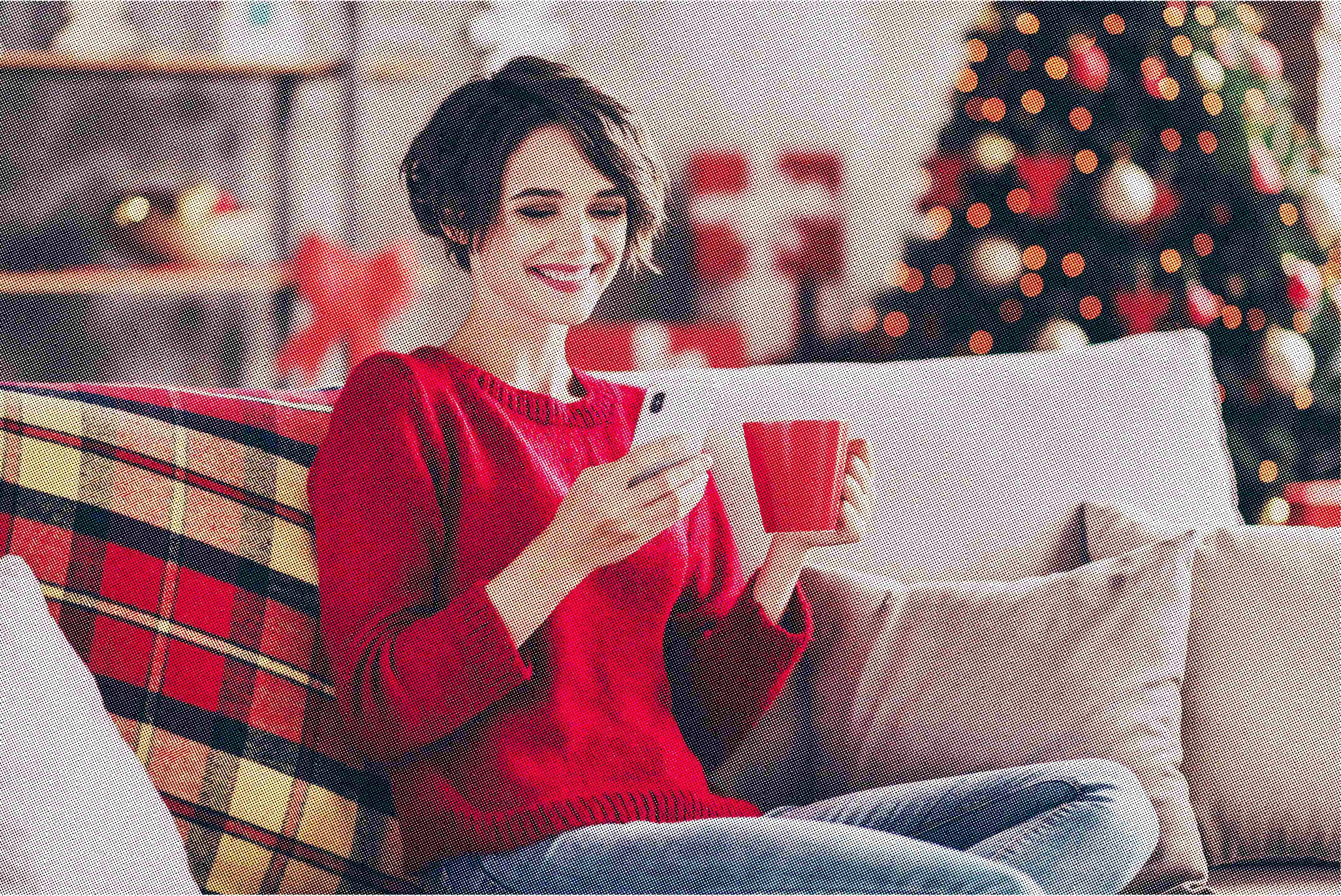 mujer en línea compras navideñas en su teléfono