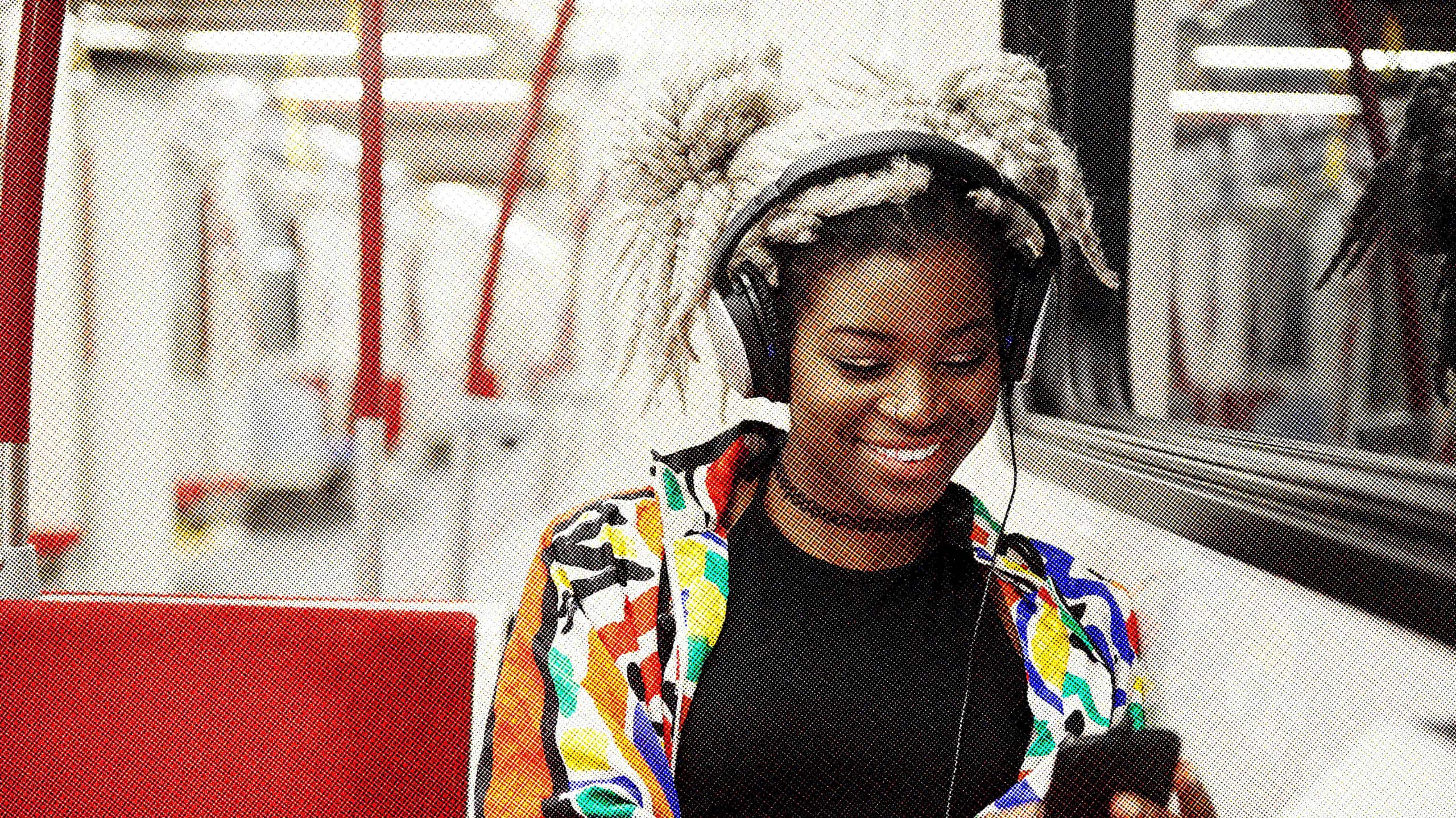 mujer sentada en un tren usando su teléfono con auriculares