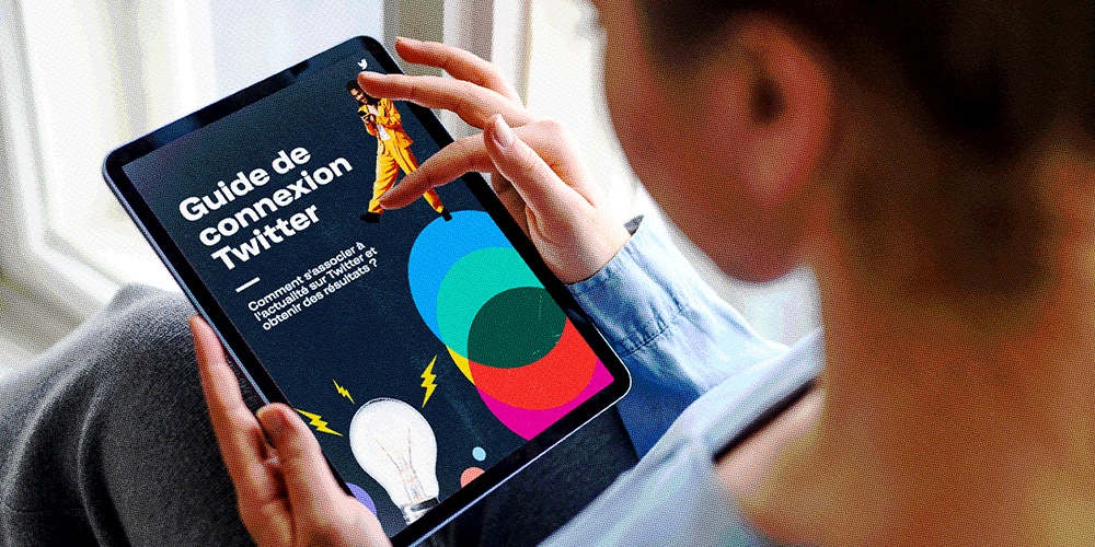 Photo prise par-dessus l'épaule d'une femme utilisant son iPad pour consulter le Guide de connexion Twitter.