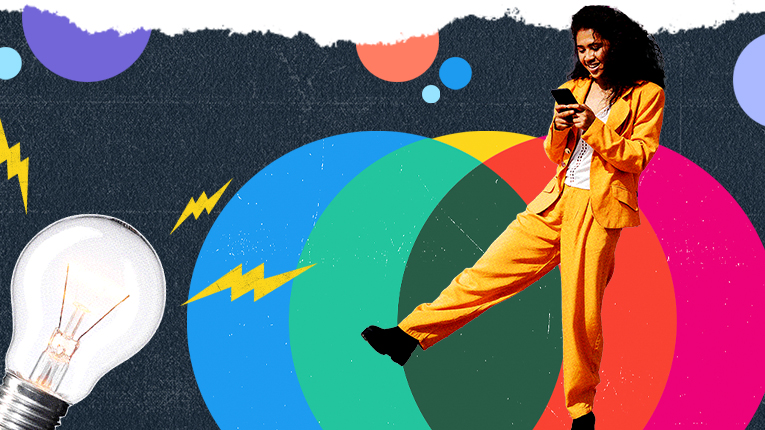 Une femme portant un costume orange et une chemise blanche fait défiler l'écran de son téléphone, devant un fond graphique composé de cercles bleus, verts, roses, rouges et jaunes et d'une ampoule lumineuse