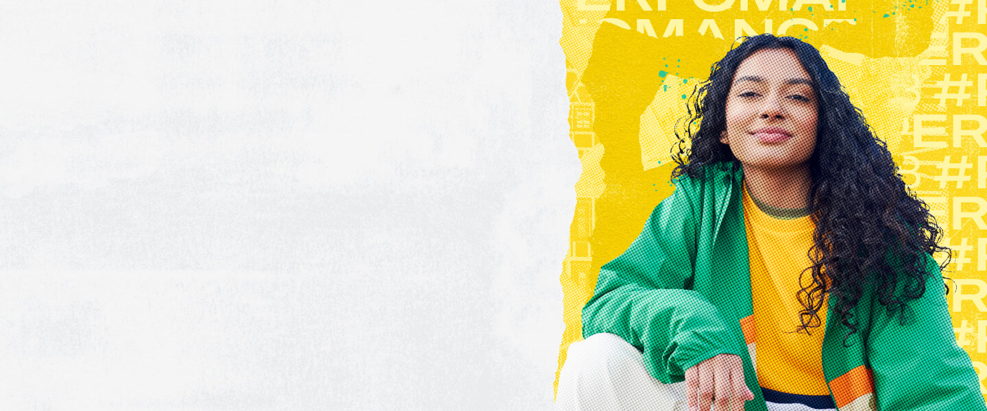 Mujer sonriente con ropa de color verde y amarillo intenso